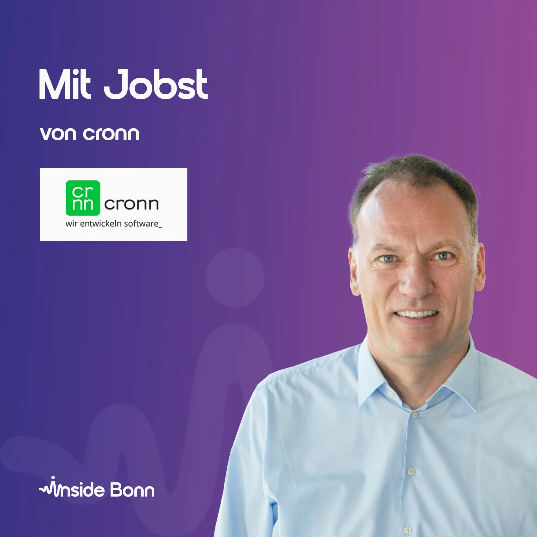 Mann in Hemd präsentiert den Podcast "Mit Jobst" von cronn, einem Softwareentwickler, auf lila Hintergrund.