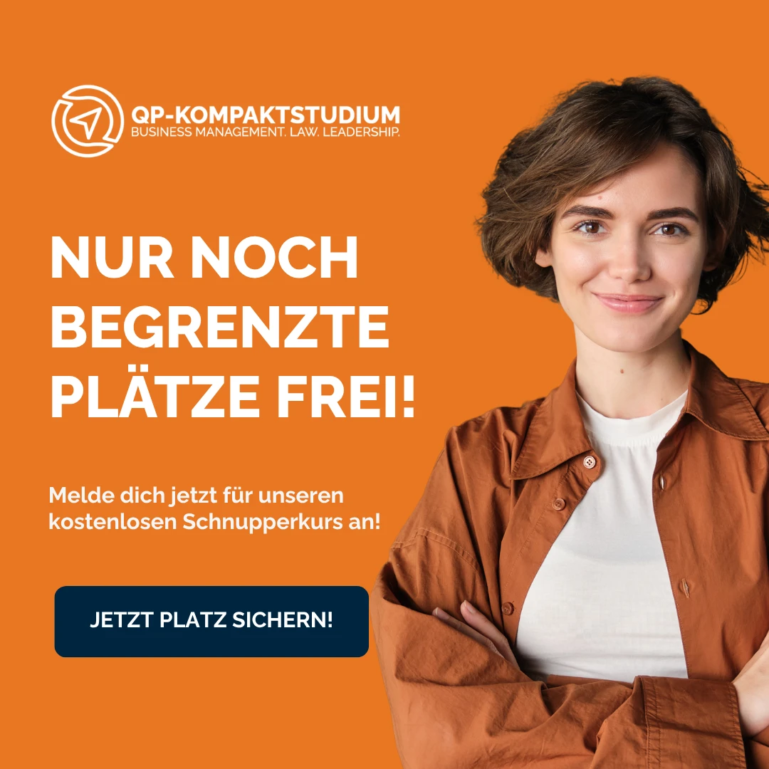 Lächelnde Frau in orangefarbener Umgebung, bewirbt kostenlosen Schnupperkurs für QP-Kompaktstudium.