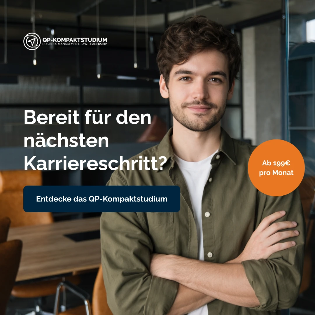 Junger Mann in einem modernen Büro, bereit für den nächsten Karriereschritt mit QP-Kompaktstudium.