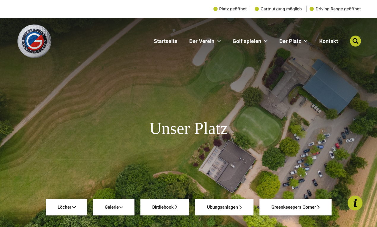Luftaufnahme des Golfplatzes des Golfclubs Bonn-Godesberg mit Clubhaus und Parkplatz.