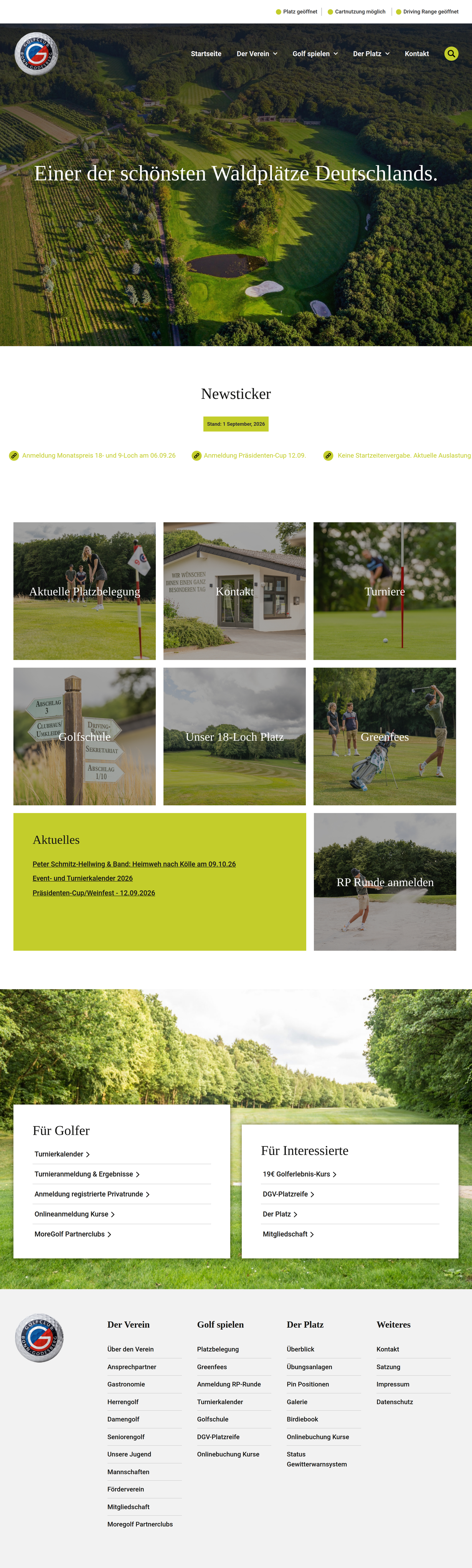 Ein schöner Golfplatz umgeben von Wald in Deutschland, ideal für Golfer und Naturliebhaber.