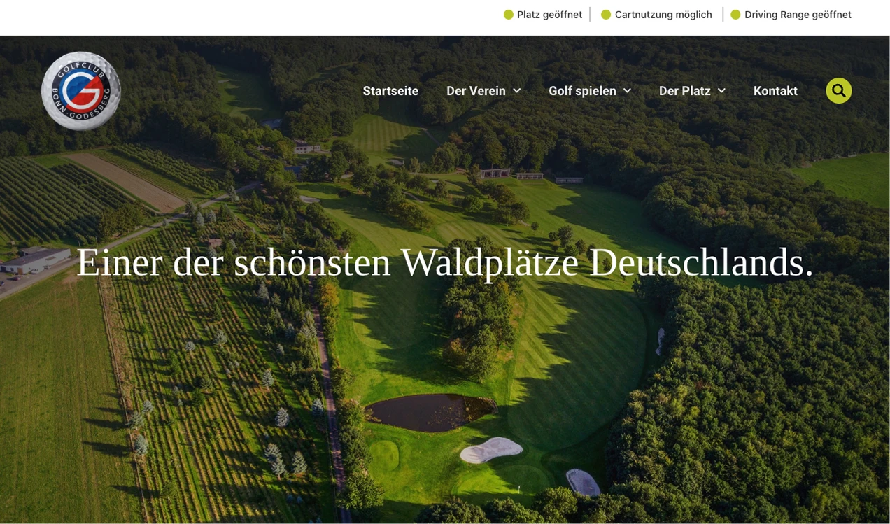 Luftaufnahme eines Golfplatzes umgeben von Wald, einer der schönsten Plätze Deutschlands.