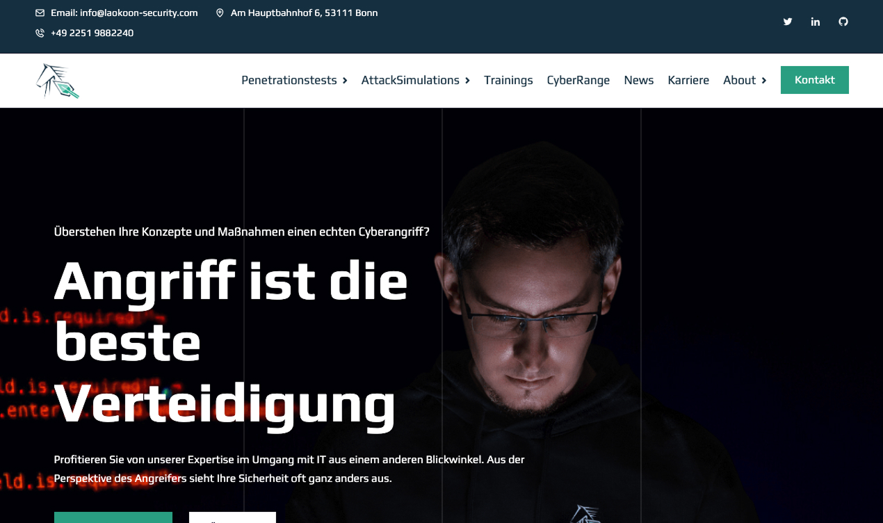 Ein Mann mit Brille betrachtet konzentriert einen Bildschirm, um Cyberangriffe zu analysieren.
