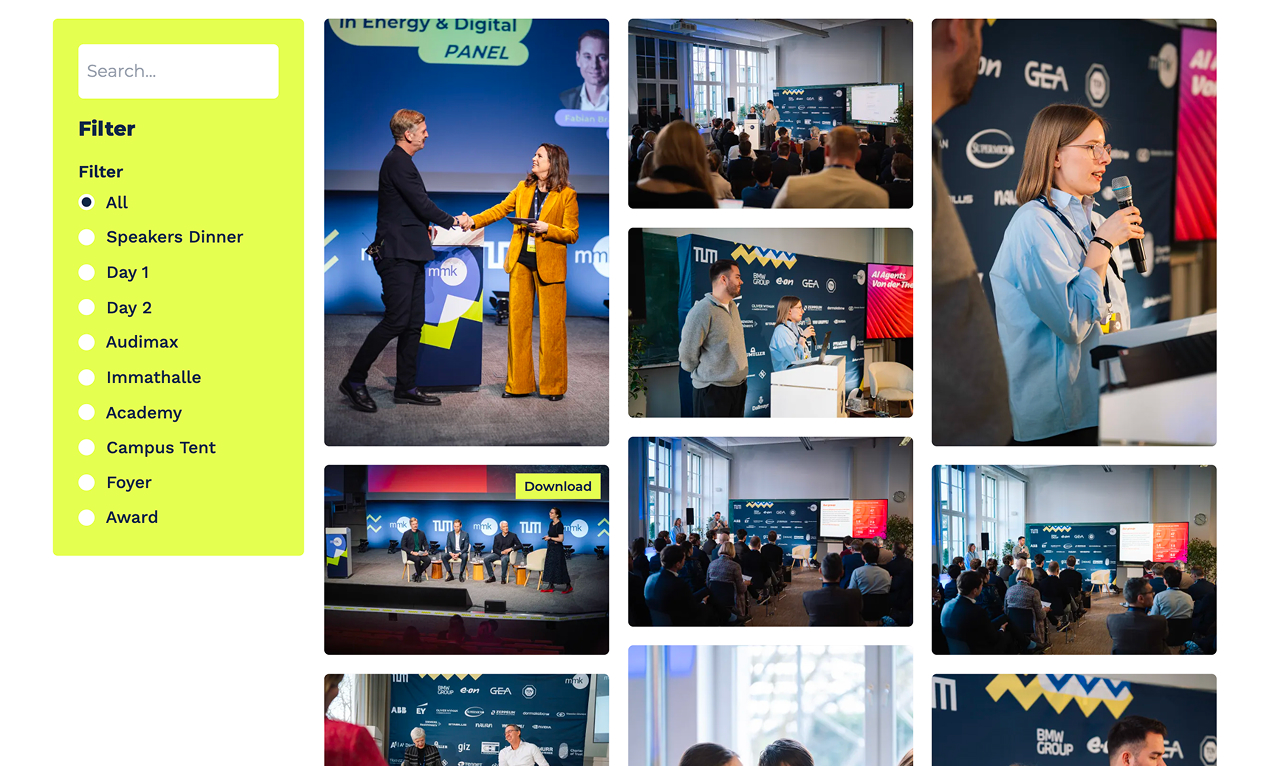Teilnehmer eines Panels diskutieren über Energie und Digitalisierung auf einer Konferenz.