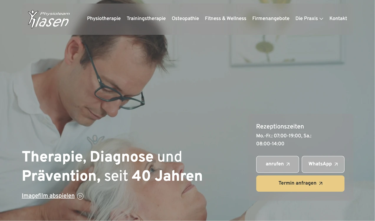 Physiotherapeut behandelt Patientin mit Fokus auf Therapie und Prävention in der Praxis seit 40 Jahren.