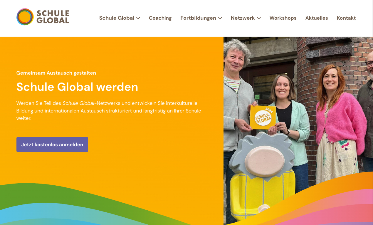 Personen stehen zusammen und präsentieren das Schulnetzwerk "Schule Global" auf einer bunten Website.