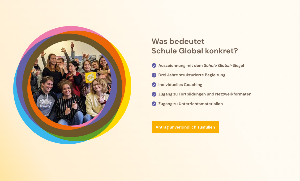 Gruppe junger Menschen zeigt das Schule Global-Siegel und informiert über Angebote und Unterstützungsmöglichkeiten.